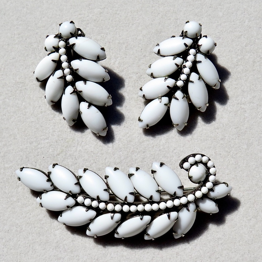 VERIFIED Vintage D&E Juliana Milk Glass Brooch & Earrings Set BOOK PIECE